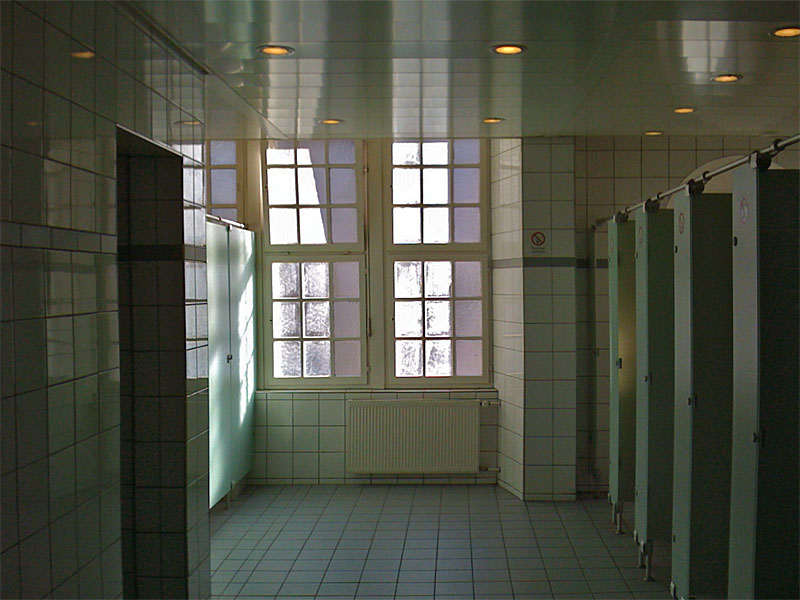 Charming light of crossbar windows and tiles (modernized toilets, Karstadt Shop, Munich) © Beate de Nijs